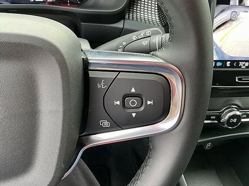 Certified 2025 Volvo XC40 B5 Plus image 29