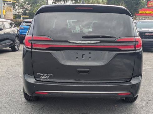 Used 2023 Chrysler Pacifica Touring-L FWD image 5