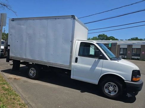 Used 2017 Chevrolet Express 3500 RWD image 4