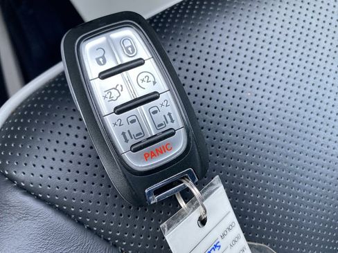 Used 2022 Chrysler Pacifica Limited image 35