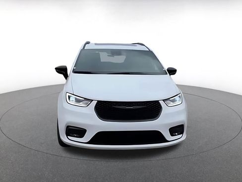 Used 2025 Chrysler Pacifica Limited image 4