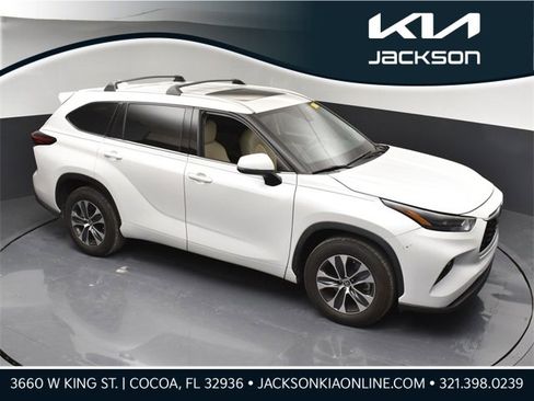 Used 2022 Toyota Highlander XLE image 1