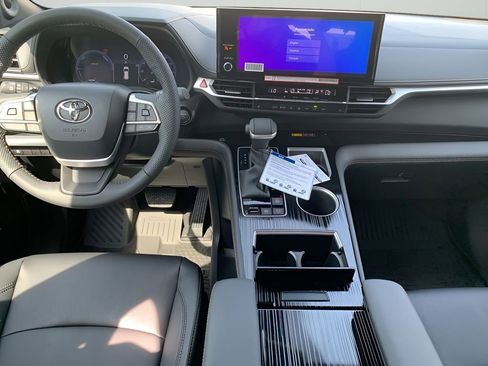 Used 2025 Toyota Sienna XLE Woodland Edition image 14