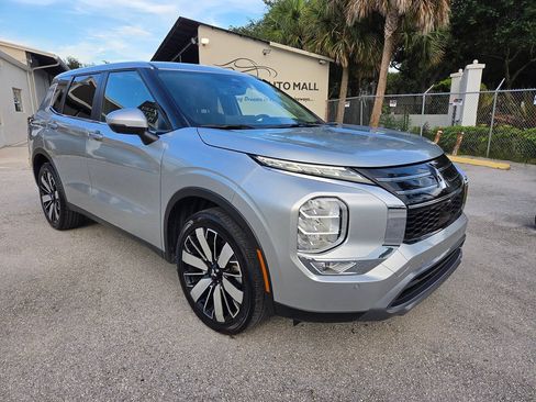 Used 2025 Mitsubishi Outlander SE FWD image 3