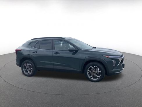 Used 2025 Chevrolet Trax LT w/ LT Convenience Package image 2