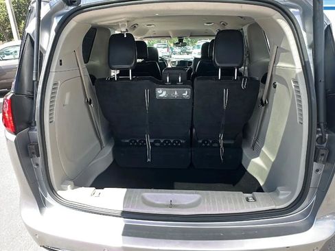 Used 2019 Chrysler Pacifica Touring-L FWD image 36
