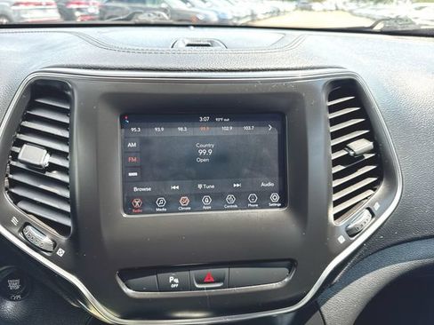 Used 2020 Jeep Cherokee Latitude Plus w/ Cold Weather Group AWD/4WD image 13