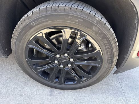 Used 2023 GMC Acadia SLT w/ Elevation Edition image 3