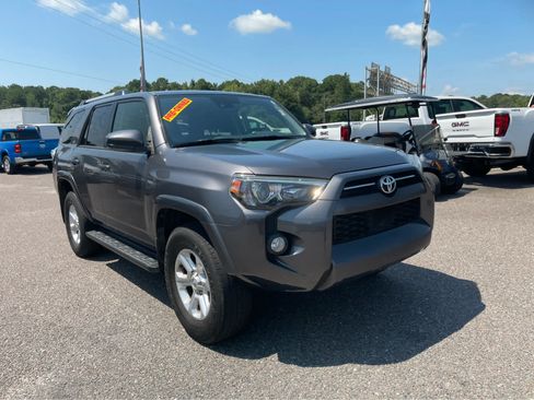 Used 2020 Toyota 4Runner SR5 AWD/4WD image 4
