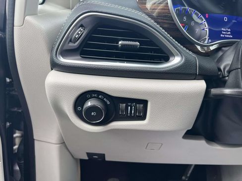 Used 2023 Chrysler Pacifica Limited FWD image 20