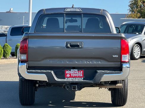 Used 2017 Toyota Tacoma SR5 w/ Tow Package RWD image 8