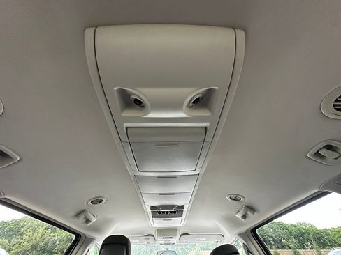 Used 2010 Chrysler Town & Country Touring FWD image 19