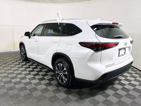 Certified 2025 Toyota Highlander XLE AWD/4WD image 5
