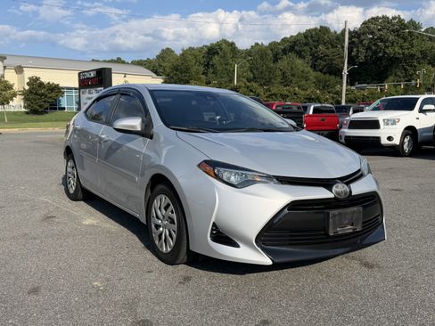 Used 2018 Toyota Corolla LE w/ Carpet Mat Package (TMS) FWD image 3