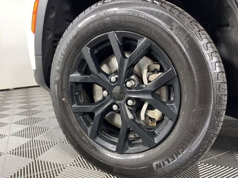 Used 2024 Jeep Grand Cherokee L Laredo image 12