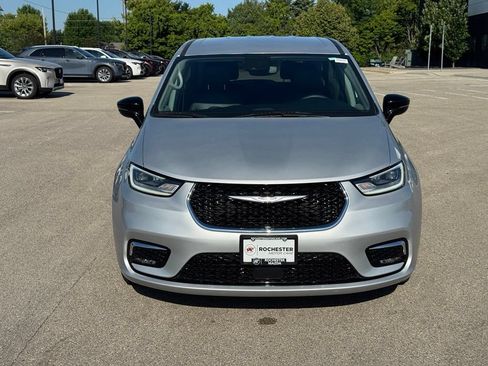 Used 2024 Chrysler Pacifica Touring-L FWD image 32