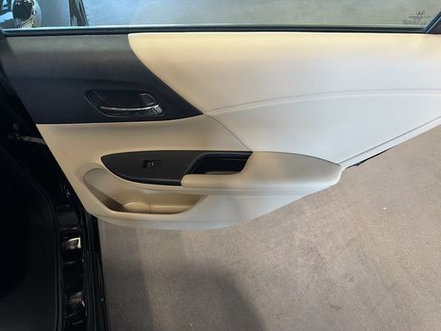 Used 2017 Honda Accord EX-L image 32