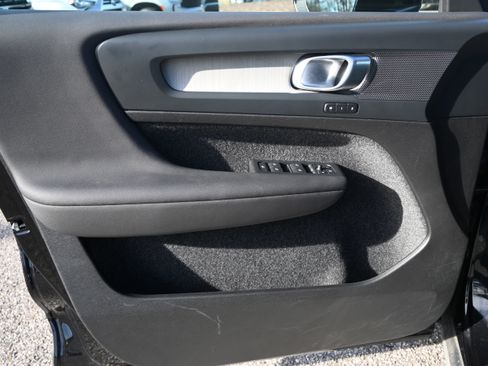 Used 2025 Volvo XC40 B5 Core image 26