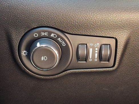 Used 2025 Jeep Compass Trailhawk AWD/4WD image 30