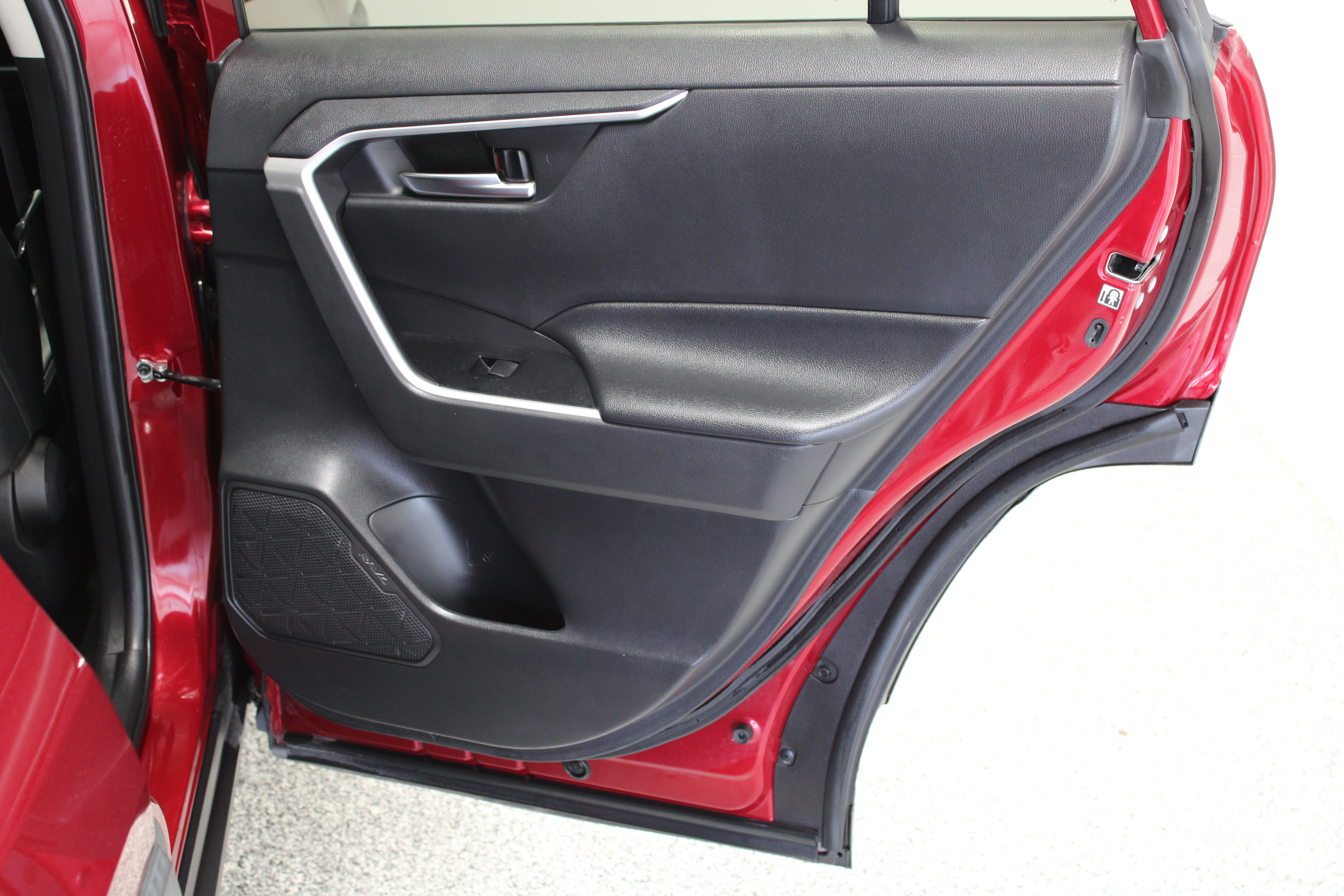 Used 2020 Toyota RAV4 XLE Premium FWD image 34
