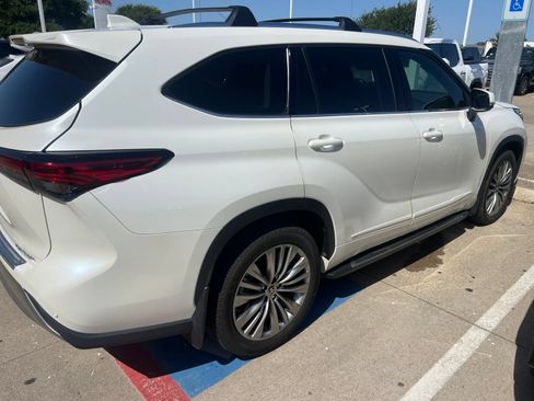 Used 2021 Toyota Highlander Platinum FWD image 5