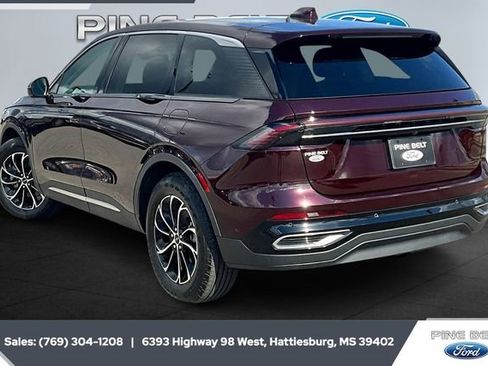 Used 2024 Lincoln Nautilus Premier image 2