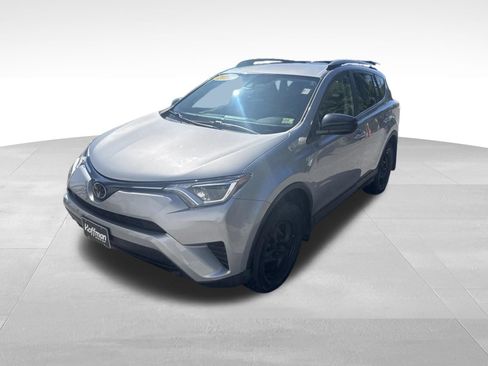 Used 2018 Toyota RAV4 LE AWD/4WD image 4