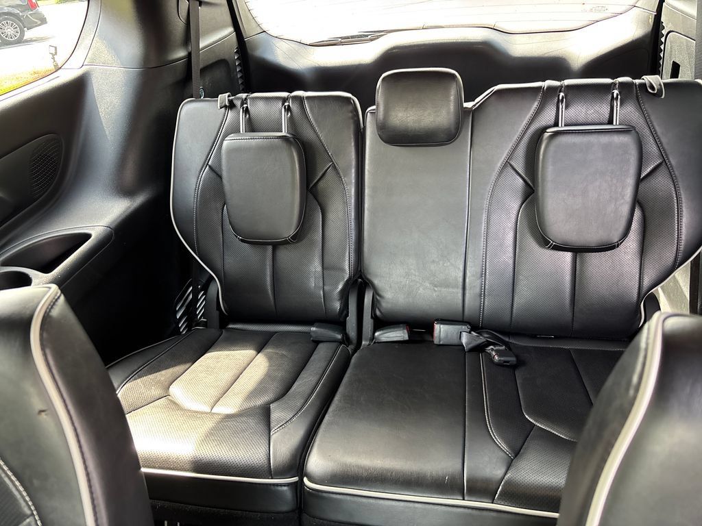 Used 2025 Chrysler Pacifica Limited FWD image 32