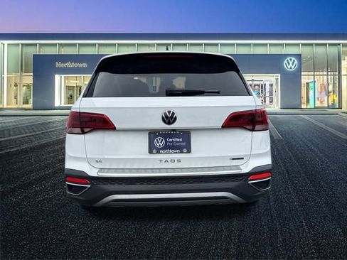 Certified 2024 Volkswagen Taos SE w/ Panoramic Sunroof Package image 5