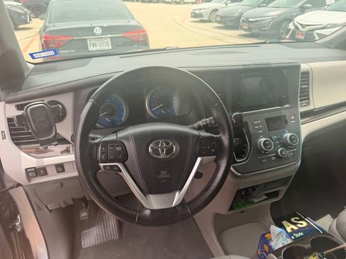 Used 2015 Toyota Sienna XLE FWD image 6