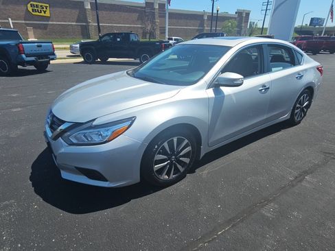 Used 2016 Nissan Altima 2.5 SV w/ Convenience Package FWD image 7