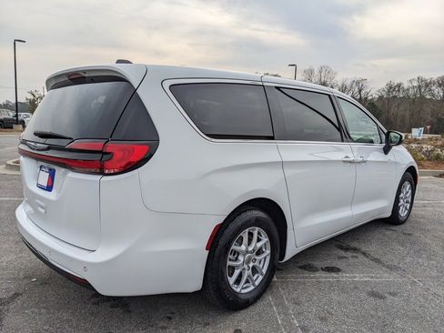 Certified 2023 Chrysler Pacifica Touring-L image 20