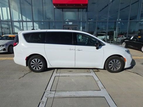 Used 2024 Chrysler Pacifica Select image 4