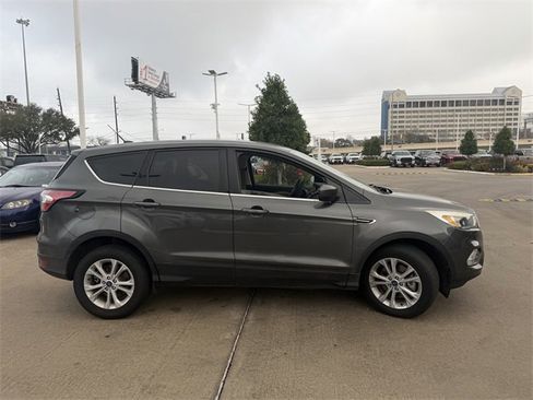 Used 2017 Ford Escape SE image 4