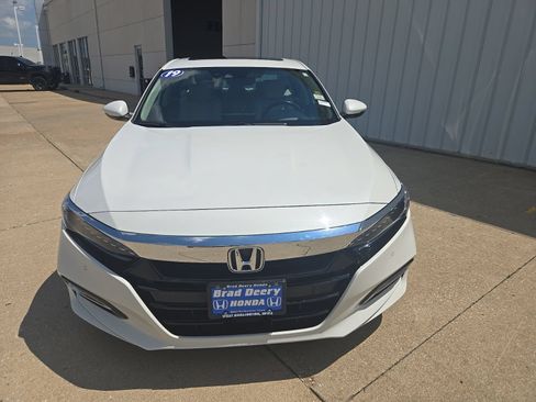 Used 2019 Honda Accord Touring image 4