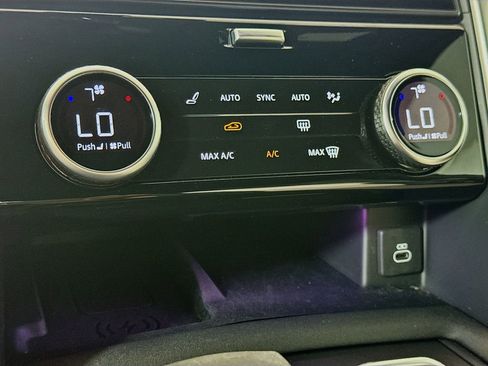 Used 2024 Land Rover Discovery Dynamic SE image 18