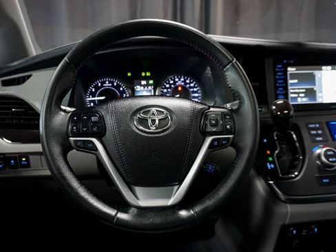 Used 2019 Toyota Sienna XLE Premium FWD image 12
