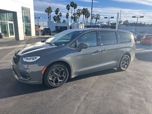 Used 2022 Chrysler Pacifica Limited w/ S Appearance Package image 2