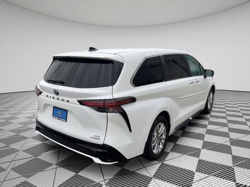 Used 2023 Toyota Sienna XSE image 7