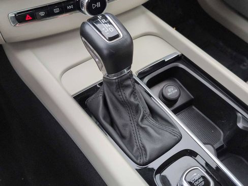 Used 2020 Volvo XC60 T5 Momentum image 34