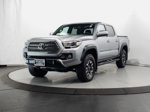 Used 2017 Toyota Tacoma TRD Off-Road image 3