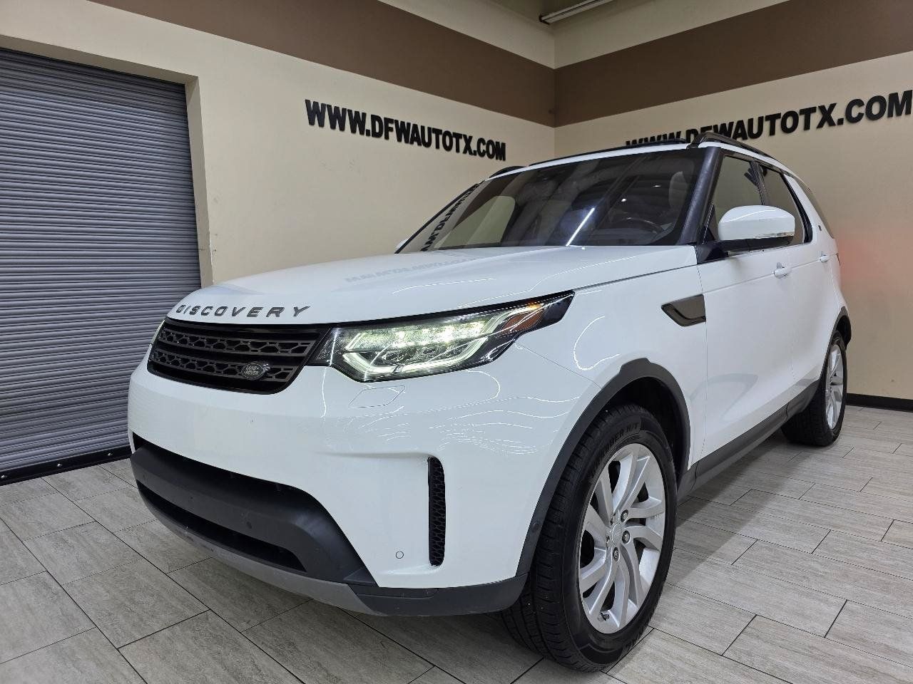 Used 2019 Land Rover Discovery SE AWD/4WD image 2