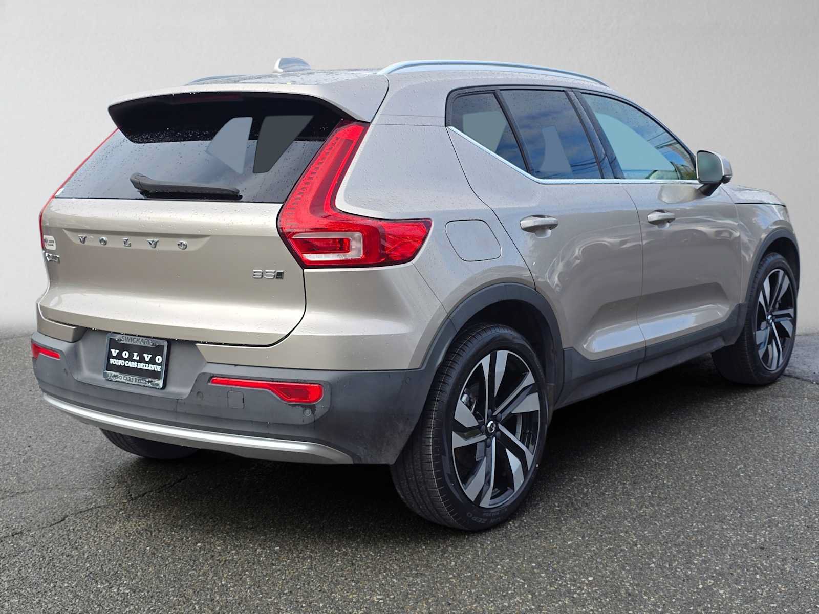 Certified 2024 Volvo XC40 B5 Plus w/ Protection Package Premier AWD/4WD image 4