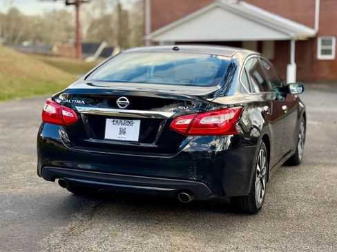 Used 2017 Nissan Altima 2.5 SV image 2
