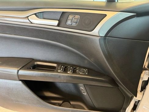 Used 2018 Ford Fusion SE w/ Equipment Group 602A FWD image 17