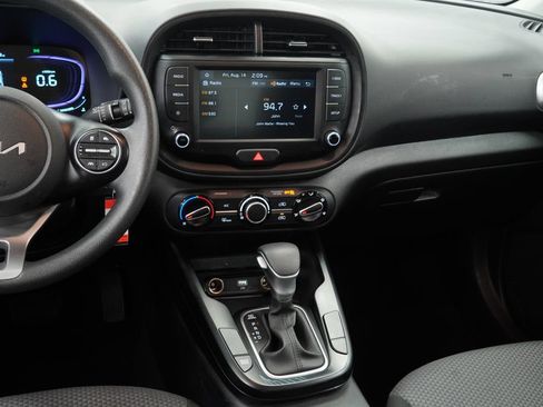 Used 2025 Kia Soul LX w/ LX Technology Package FWD image 14