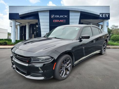 Used 2022 Dodge Charger SXT w/ Blacktop Package RWD image 3