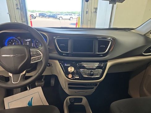 Used 2023 Chrysler Voyager LX FWD image 9