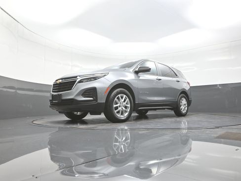 Used 2023 Chevrolet Equinox LS w/ LS Convenience Package AWD/4WD image 11