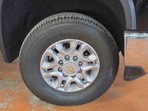 Used 2024 Chevrolet Silverado 3500 LTZ w/ LTZ Convenience Package image 12